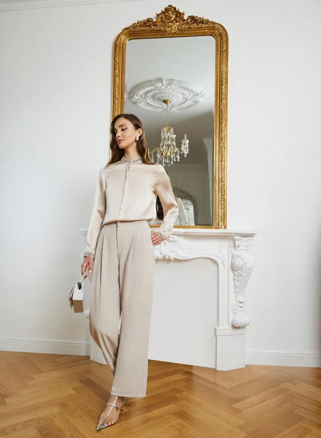 ستايلي قميص بأكمام طويلة وتفاصيل مزينة